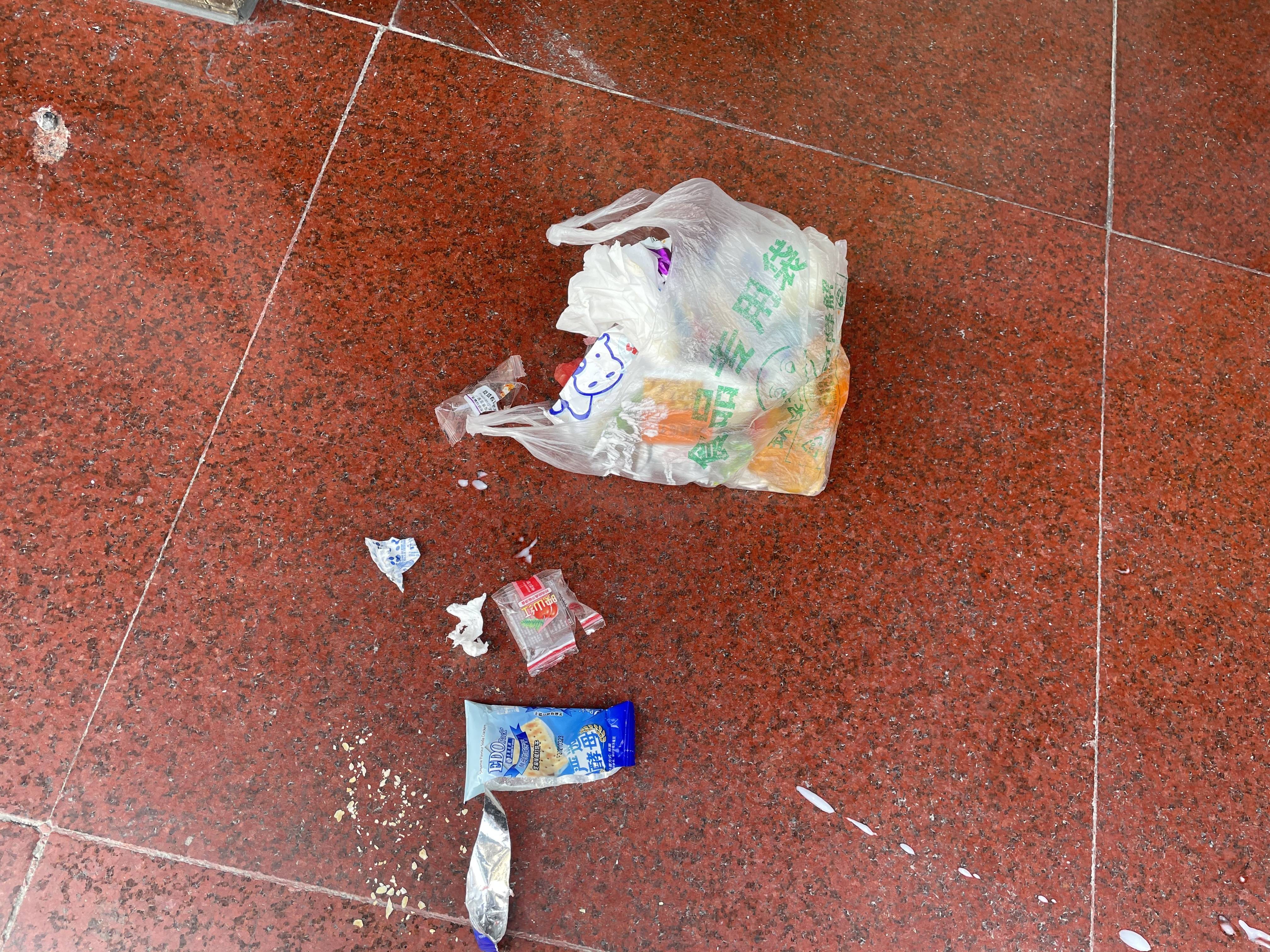 珠海某店铺门口被人随手扔了袋垃圾在地上,好恶心