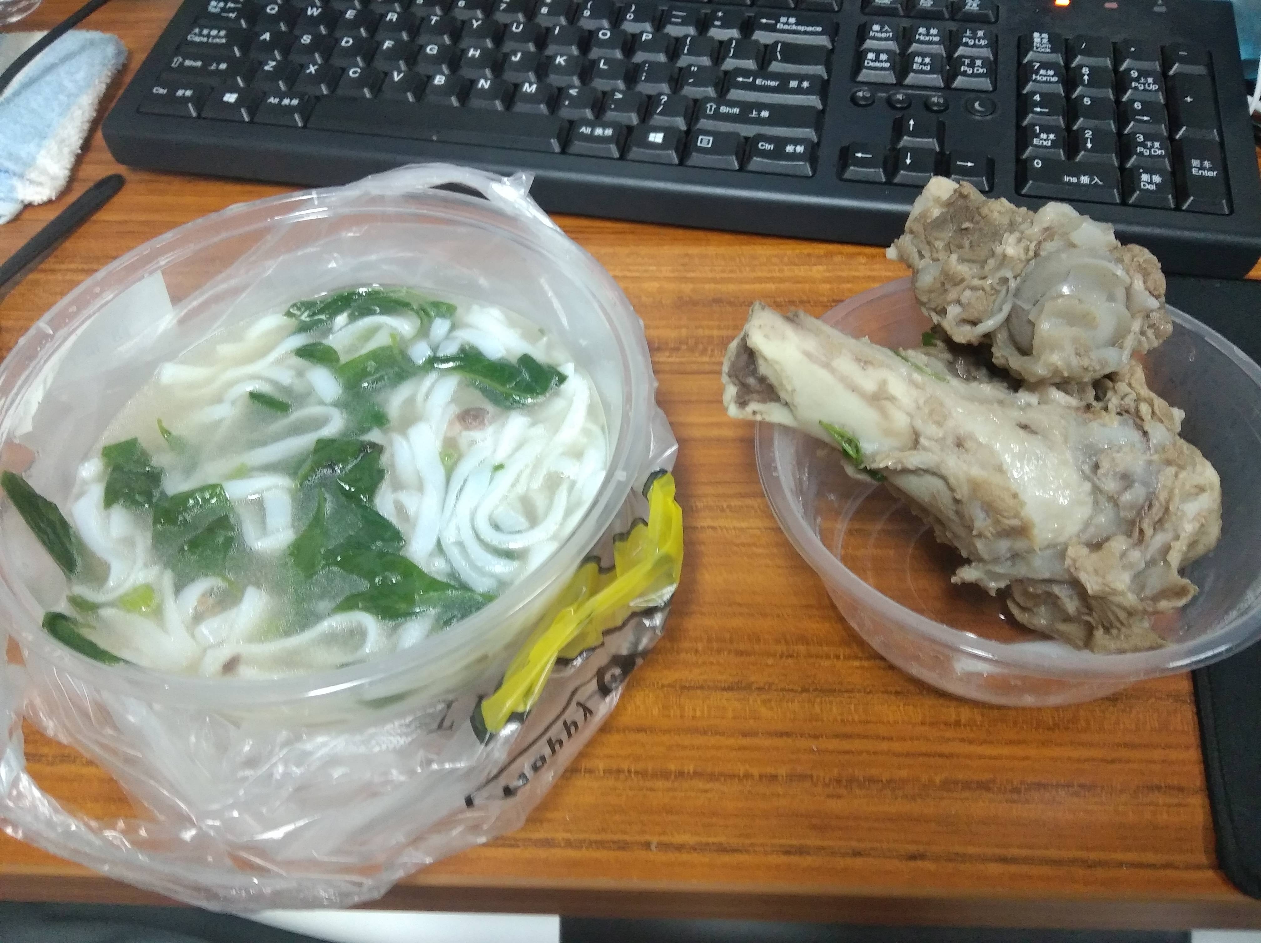 哇,17块筒骨粉,给了那么大块筒骨,肉挺多的,老板对我那么好啊.